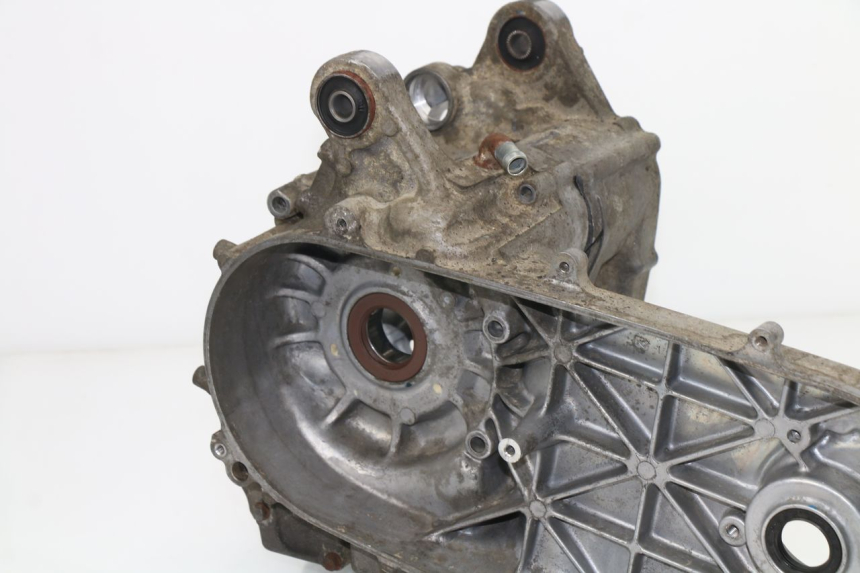 photo de CARTER MOTORE INFERIORE SUZUKI BURGMAN 125 (2007 - 2014)