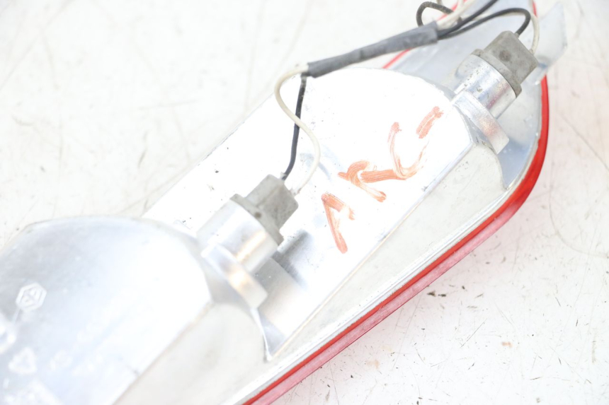 photo de FANALE POSTERIORE SINISTRO PIAGGIO X8 125 (2004 - 2007) - Primo piano tecnico