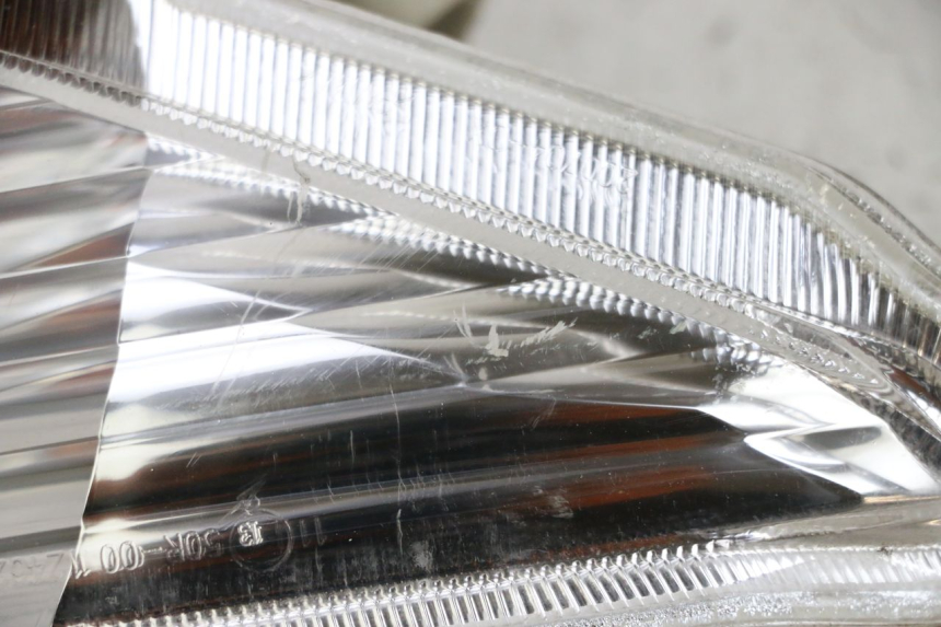 photo de FRECCE DESTRA ANTERIORE YAMAHA X-MAX XMAX 125 (2010 - 2013) - Dettagli dei punti di fissaggio