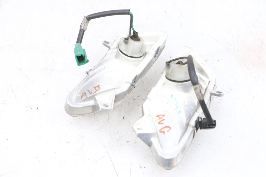 photo de CLIGNOTANTE ANTERIORE YAMAHA XMAX X-MAX 125 (2006 - 2009) - Zoom sullo stato d'uso