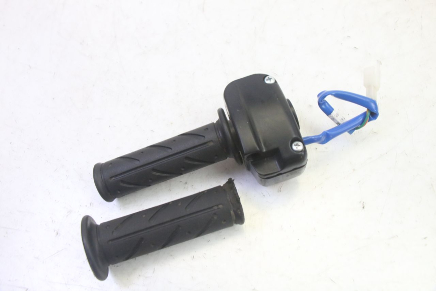 photo de COMMODO DESTRO KYMCO AGILITY 4T 50 (2018 - 2022) - Dettagli dei punti di fissaggio