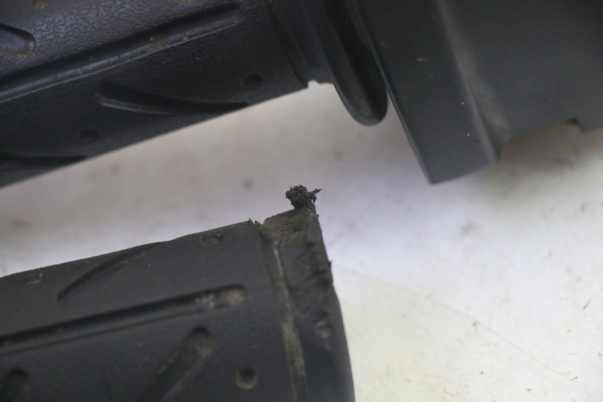 photo de COMMODO DESTRO KYMCO AGILITY 4T 50 (2018 - 2022) - Stato della superficie e materiale