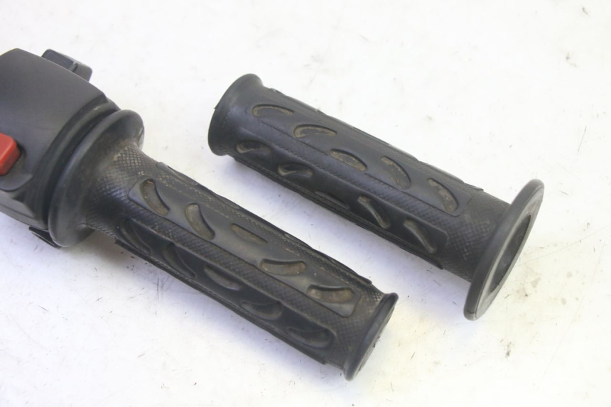 photo de MANUBRIO DESTRO MBK BOOSTER SPIRIT 50 (2004 - 2017) - Zoom sullo stato d'uso