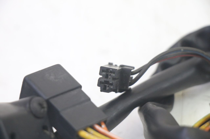 photo de MANUBRIO DESTRO SUZUKI BURGMAN 125 (2007 - 2014) - Dettagli dei punti di fissaggio