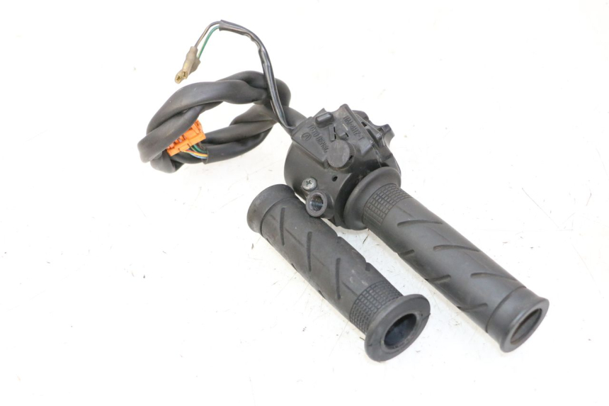 photo de MANUBRIO DESTRO HONDA FES S-WING SWING ABS 125 (2007 - 2015)