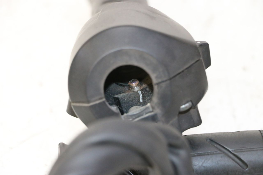 photo de MANUBRIO DESTRO HONDA FES S-WING SWING ABS 125 (2007 - 2015)