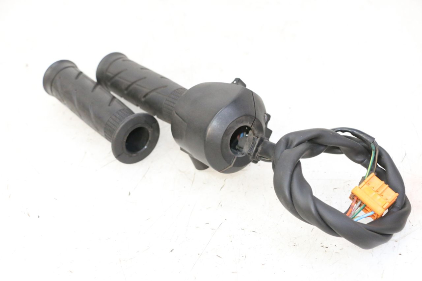 photo de MANUBRIO DESTRO HONDA FES S-WING SWING ABS 125 (2007 - 2015)