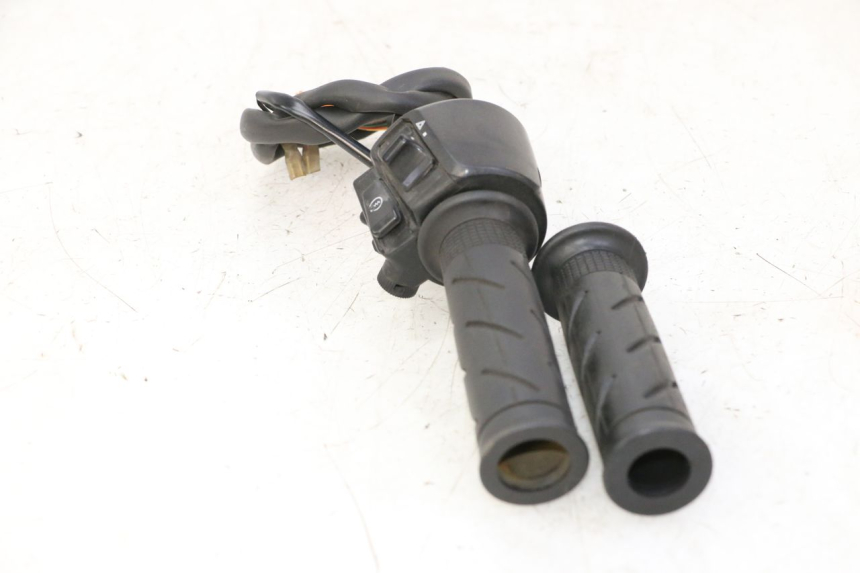 photo de MANUBRIO DESTRO HONDA FES S-WING SWING ABS 125 (2007 - 2015)