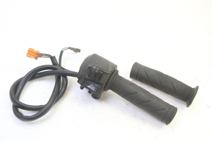 photo de MANUBRIO DESTRO HONDA FES S-WING SWING ABS 125 (2007 - 2015)