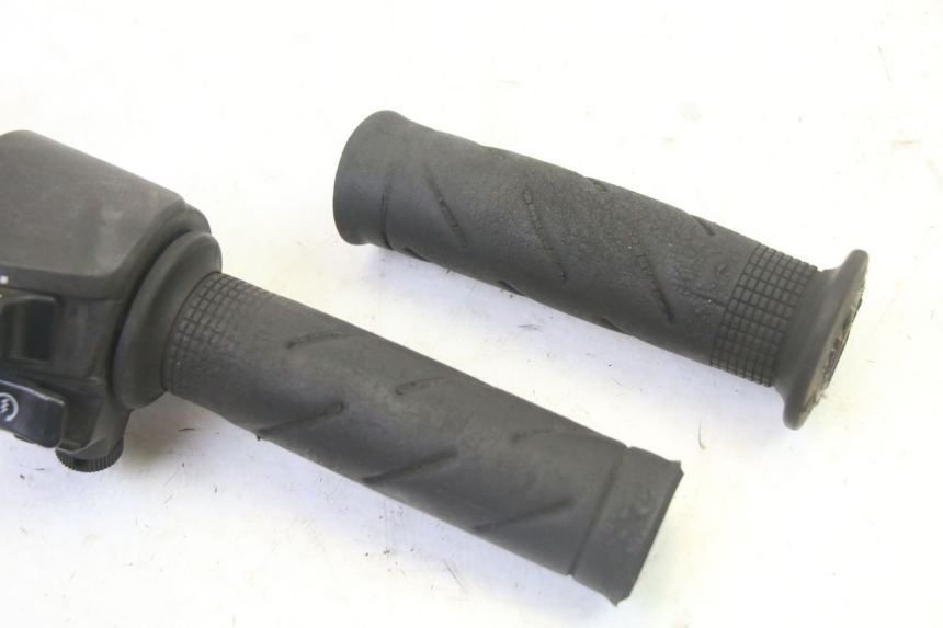 photo de MANUBRIO DESTRO HONDA FES S-WING SWING ABS 125 (2007 - 2015)