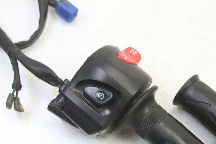 photo de COMMUTATORE DESTRO YAMAHA FZ6 FAZER S2 600 (2007 - 2011)