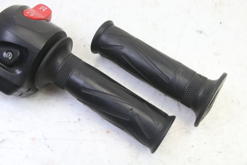 photo de COMMUTATORE DESTRO YAMAHA FZ6 FAZER S2 600 (2007 - 2011)