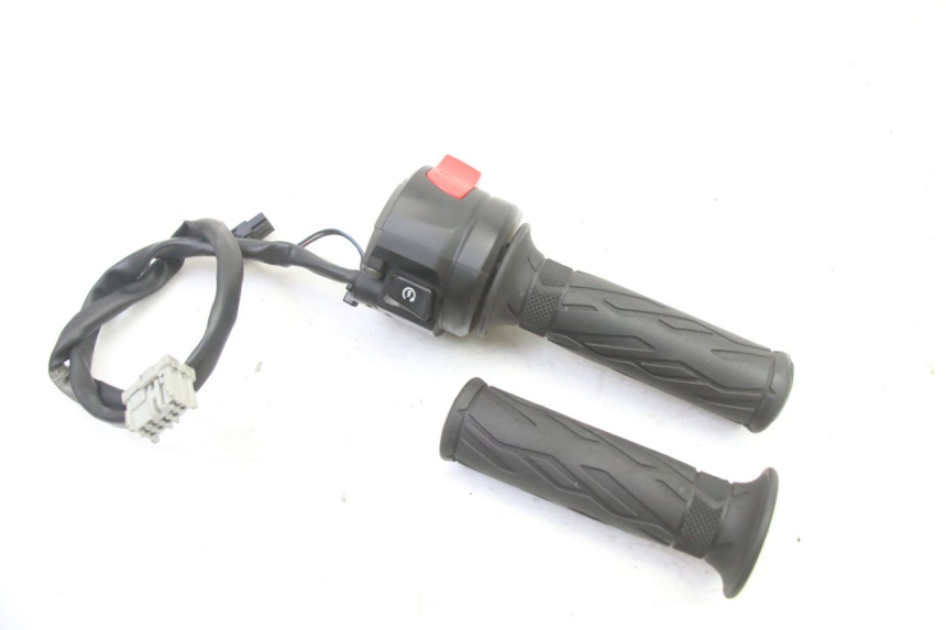 photo de COMMUTATORE DESTRO SUZUKI GSR 750 (2011 - 2017)