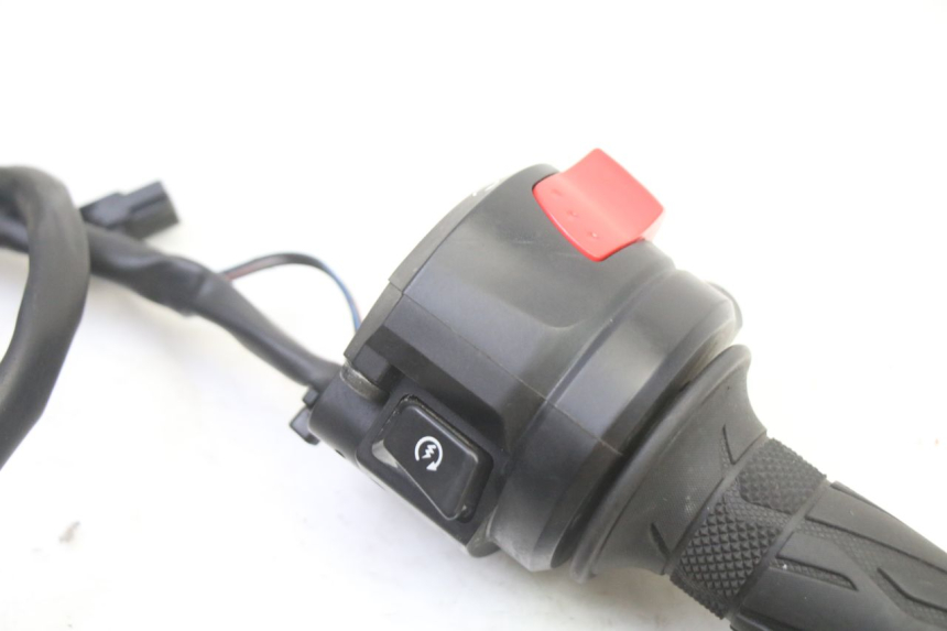 photo de COMMUTATORE DESTRO SUZUKI GSR 750 (2011 - 2017)