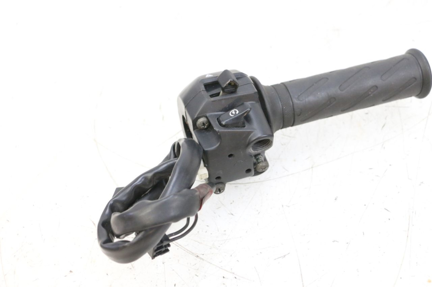 photo de COMMUTATORE DESTRO SUZUKI GSXR GSX-R 1000 (2003 - 2004) - Altra angolazione