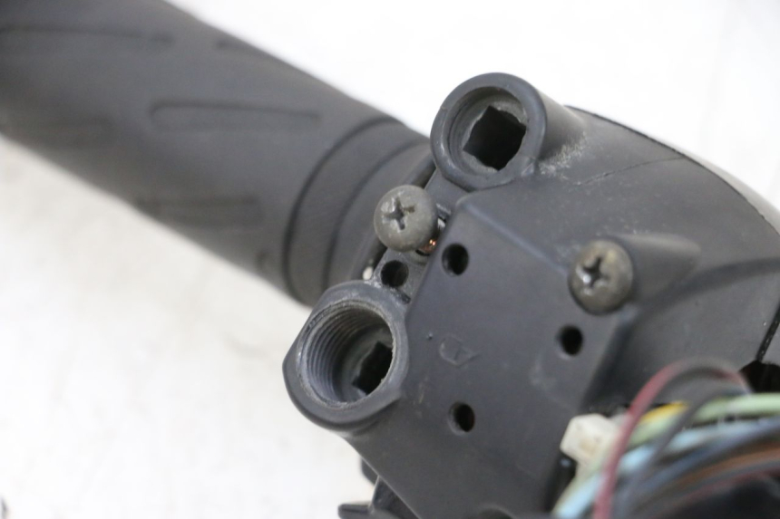 photo de COMMUTATORE DESTRO SUZUKI GSXR GSX-R 1000 (2003 - 2004) - Dettagli dei punti di fissaggio