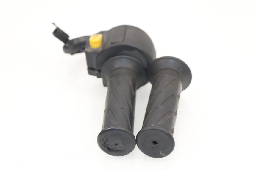 photo de MANUBRIO DESTRO PEUGEOT KISBEE 2T 50 (2010 - 2017)