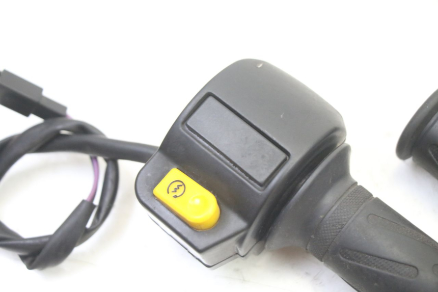 photo de MANUBRIO DESTRO PEUGEOT KISBEE 2T 50 (2010 - 2017)