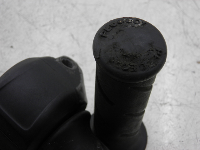 photo de MANUBRIO DESTRO PEUGEOT LUDIX 50 (2008 - 2017)