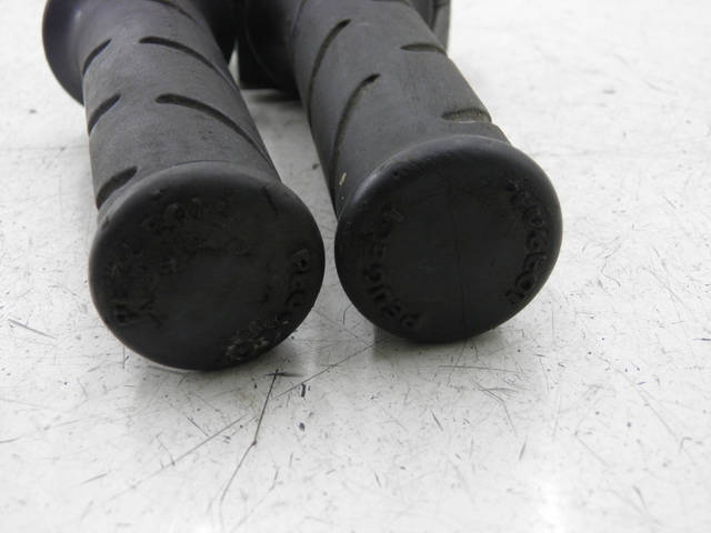 photo de MANUBRIO DESTRO PEUGEOT LUDIX 50 (2008 - 2017)