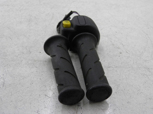 photo de MANUBRIO DESTRO PEUGEOT LUDIX 50 (2008 - 2017)