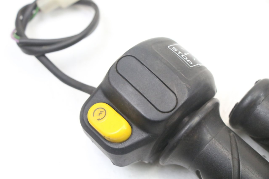 photo de MANUBRIO DESTRO PEUGEOT TKR TREKKER FURIOUS 50 (2005 - 2014)