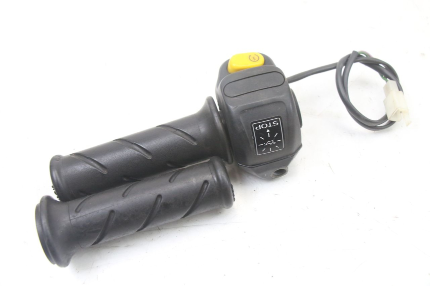 photo de MANUBRIO DESTRO PEUGEOT TKR TREKKER FURIOUS 50 (2005 - 2014)