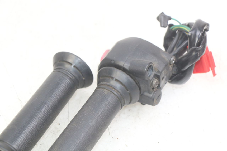 photo de MANUBRIO DESTRO SYM JET SPORT XR 50 (2006 - 2015)