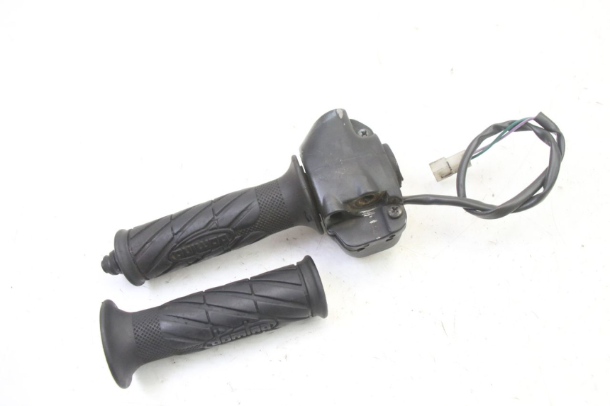 photo de MANUBRIO DESTRO PEUGEOT VIVACITY 50 (2004 - 2009)