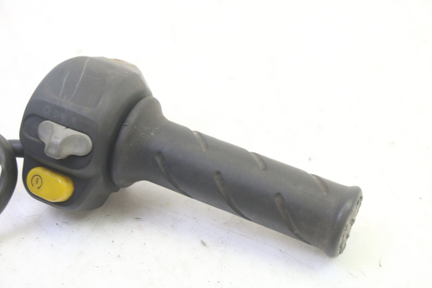 photo de COMMUTATORE DESTRO PEUGEOT VIVACITY 100 (1999 - 2008) - Zoom sullo stato d'uso