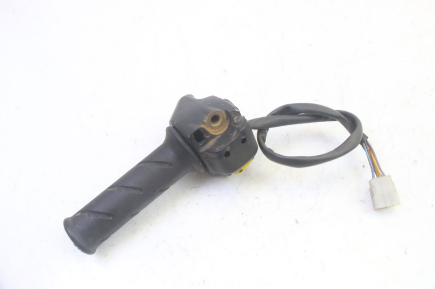 photo de COMMUTATORE DESTRO PEUGEOT VIVACITY 100 (1999 - 2008) - Primo piano tecnico