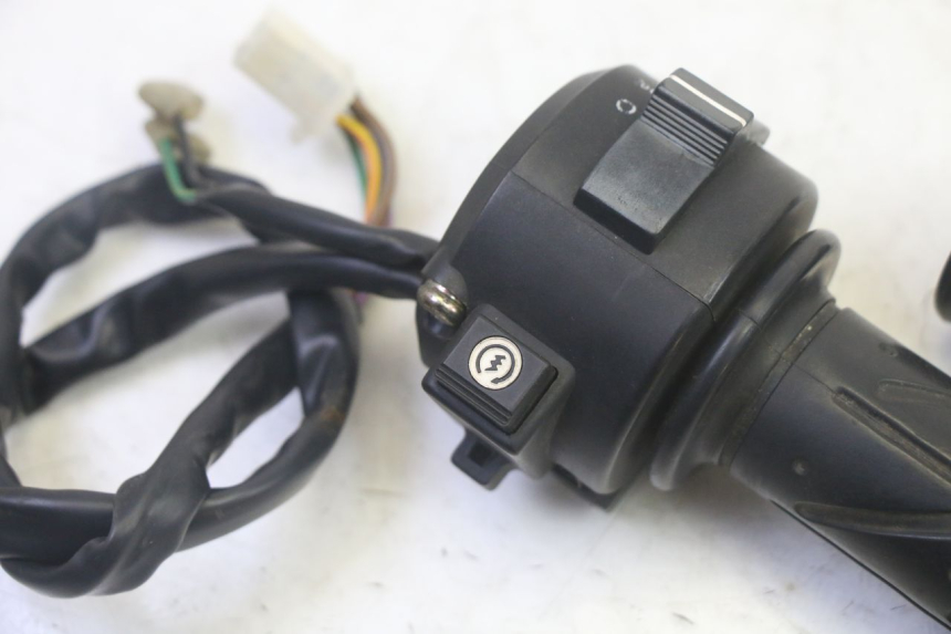 photo de MANUBRIO DESTRO DAELIM VJ ROADWIN FI 125 (2008 - 2017) - Zoom sullo stato d'uso