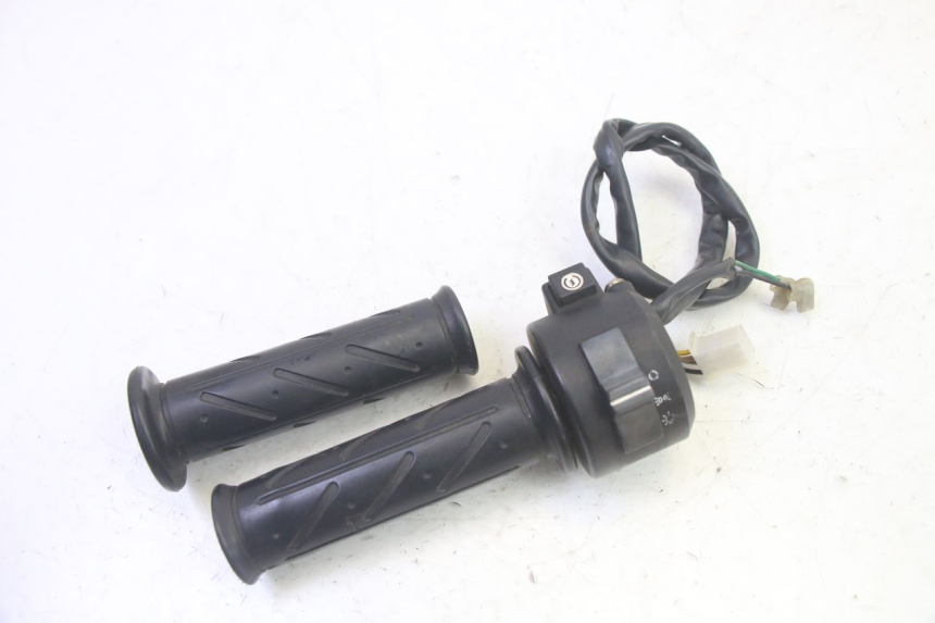 photo de MANUBRIO DESTRO DAELIM VJ ROADWIN FI 125 (2008 - 2017) - Primo piano tecnico