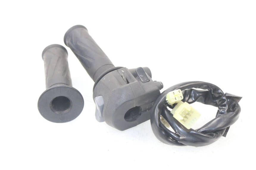 photo de COMMUTATORE DESTRO YAMAHA XMAX X-MAX ABS 125 (2014 - 2016) - Primo piano tecnico