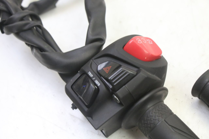 photo de COMMUTATORE DESTRO YAMAHA XMAX X-MAX 125 (2021 - 2025)