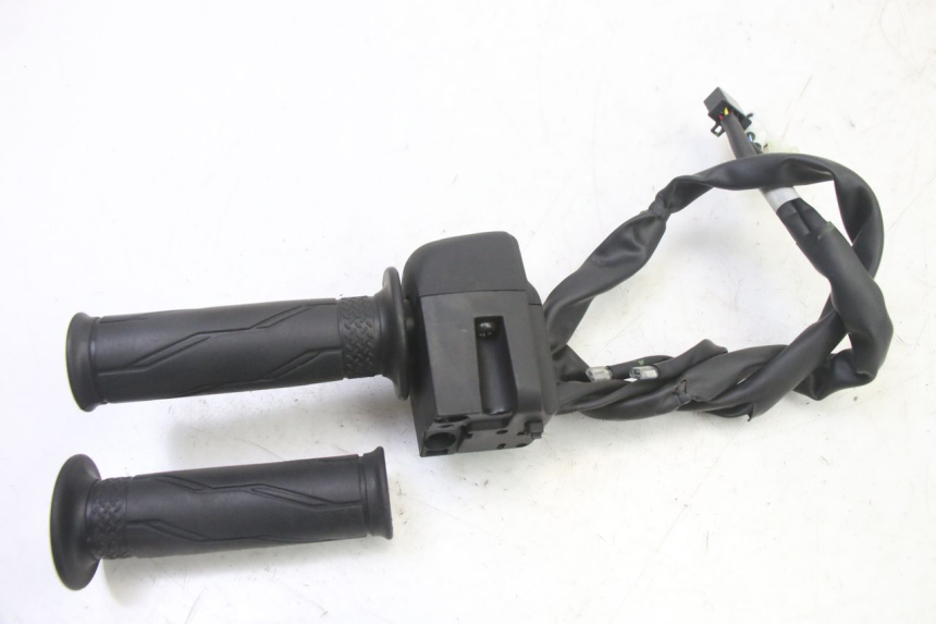 photo de COMMUTATORE DESTRO YAMAHA XMAX X-MAX 125 (2021 - 2025)