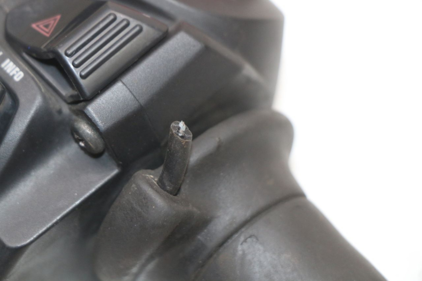 photo de MANUBRIO DESTRO YAMAHA XMAX X-MAX ABS 125 (2017 - 2020)