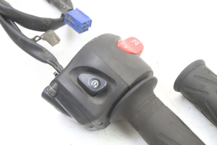 photo de COMMUTATORE DESTRO YAMAHA FZ6 FAZER S2 600 (2007 - 2011)