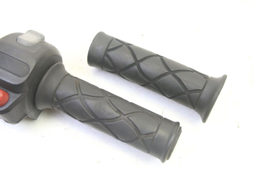 photo de MANUBRIO DESTRO YAMAHA YP MAJESTY 125 (2007 - 2010)