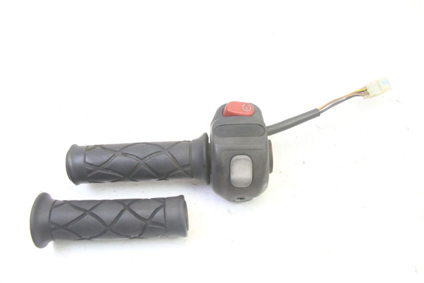 photo de MANUBRIO DESTRO YAMAHA YP MAJESTY 125 (2007 - 2010)