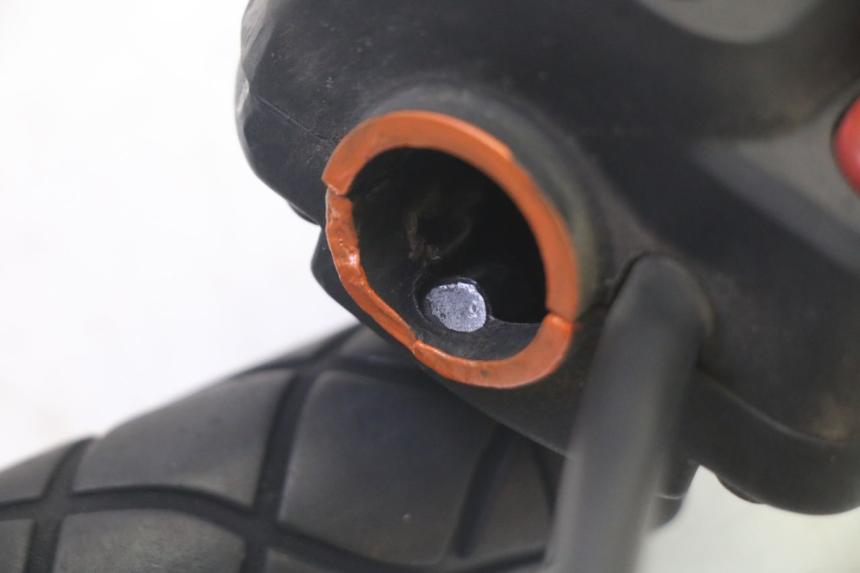 photo de MANUBRIO DESTRO YAMAHA YP MAJESTY 125 (2007 - 2010)