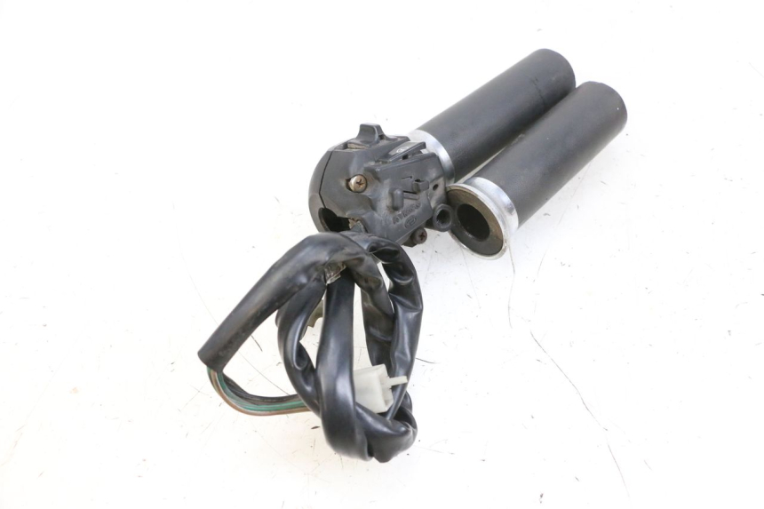 photo de COMMUTATORE DESTRO KYMCO ZING 125 (1997 - 2003) - Primo piano tecnico