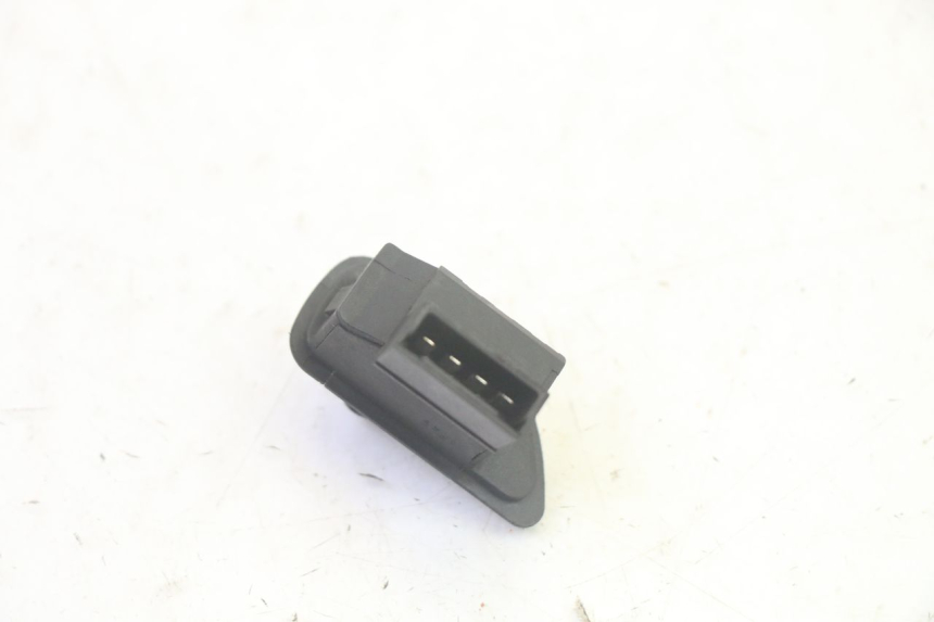 photo de COMANDO LUCI DI EMERGENZA PIAGGIO XEVO - X EVO 125 (2007 - 2017) - Altra angolazione