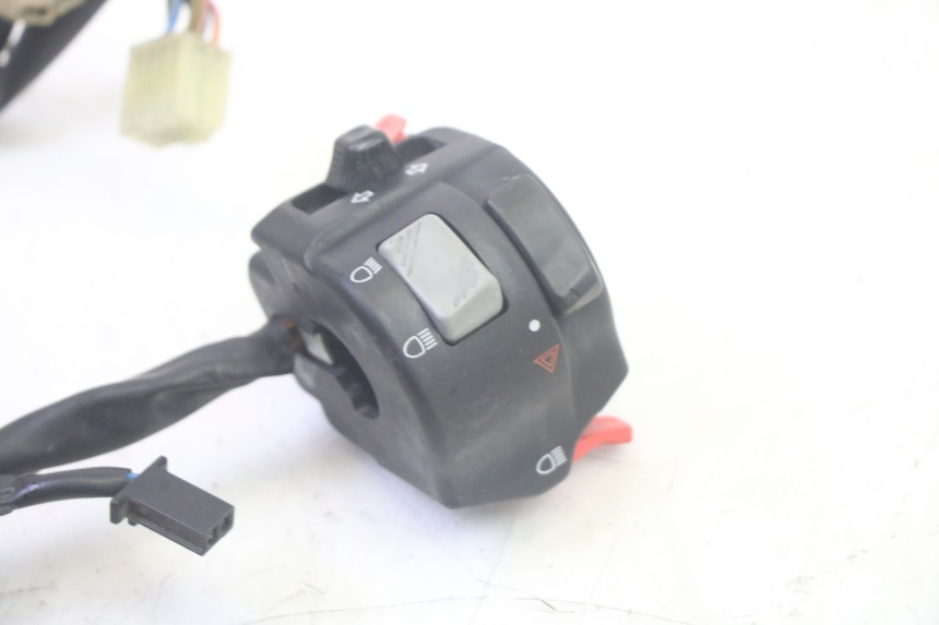 photo de COMMUTATORE SINISTRO YAMAHA TDM ABS 900 (2002 - 2014) - Primo piano tecnico