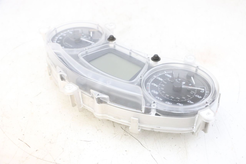 photo de CONTACHILOMETRI PIAGGIO MP3 HPE 300 (2019 - 2026) - Stato della superficie e materiale