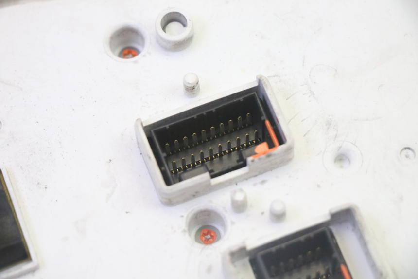 photo de CONTACHILOMETRI PIAGGIO MP3 LT 300 (2010 - 2016) - Caratteristiche distintive