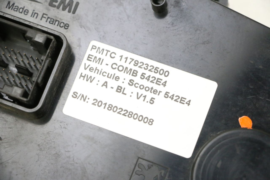 photo de contachilometri PEUGEOT SATELIS 125 (2013 - 2018) - Stato della superficie e materiale