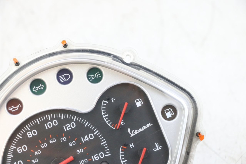 photo de CONTACHILOMETRI PIAGGIO VESPA GTS SUPER IE 125 (2009 - 2016) - Zoom sui componenti