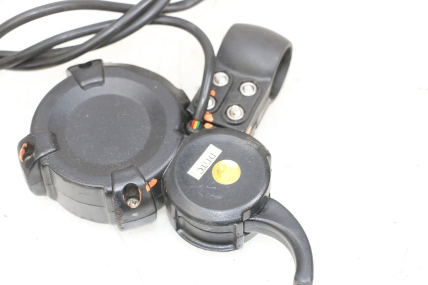 photo de CONTACHILOMETRI DUALTRON VICTOR LIMITED 1 - Dettagli dei punti di fissaggio