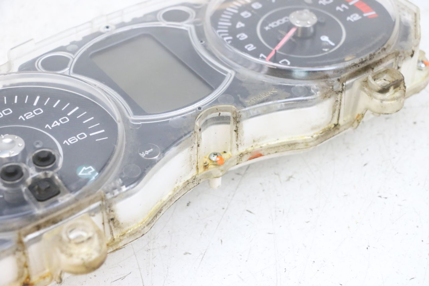 photo de CONTACHILOMETRI YAMAHA X-MAX XMAX 125 (2010 - 2013) - Stato della superficie e materiale